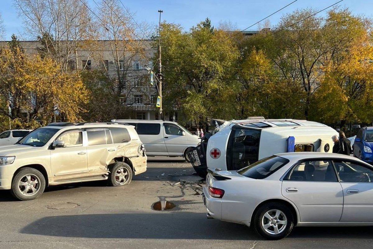    В Комсомольске-на-Амуре разбилась скорая, фельдшер и пациентка пострадали
