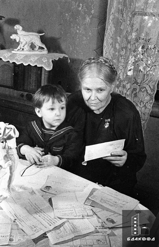Мать-героиня М.М. Каминская читает поздравительные телеграммы и письма, присланные детьми со всего СССР в связи с ее 67-летием, Минская область, 28 февраля 1952 г.