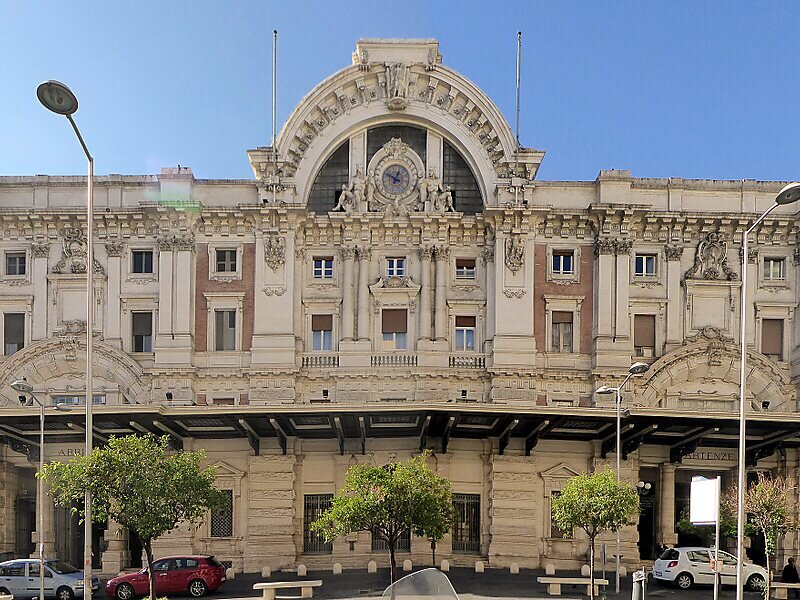 Вокзал в Неаполе, где собираются наши земляки в поисках работы. Я тоже провела здесь немало часов, ожидая предложения от "рекрутов".