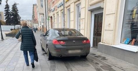    В Иванове два молодых водителя «БМВ» оштрафованы за парковку на тротуарах