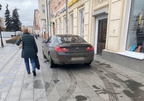    В Иванове два молодых водителя «БМВ» оштрафованы за парковку на тротуарах