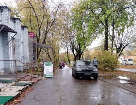    В Иванове два молодых водителя «БМВ» оштрафованы за парковку на тротуарах