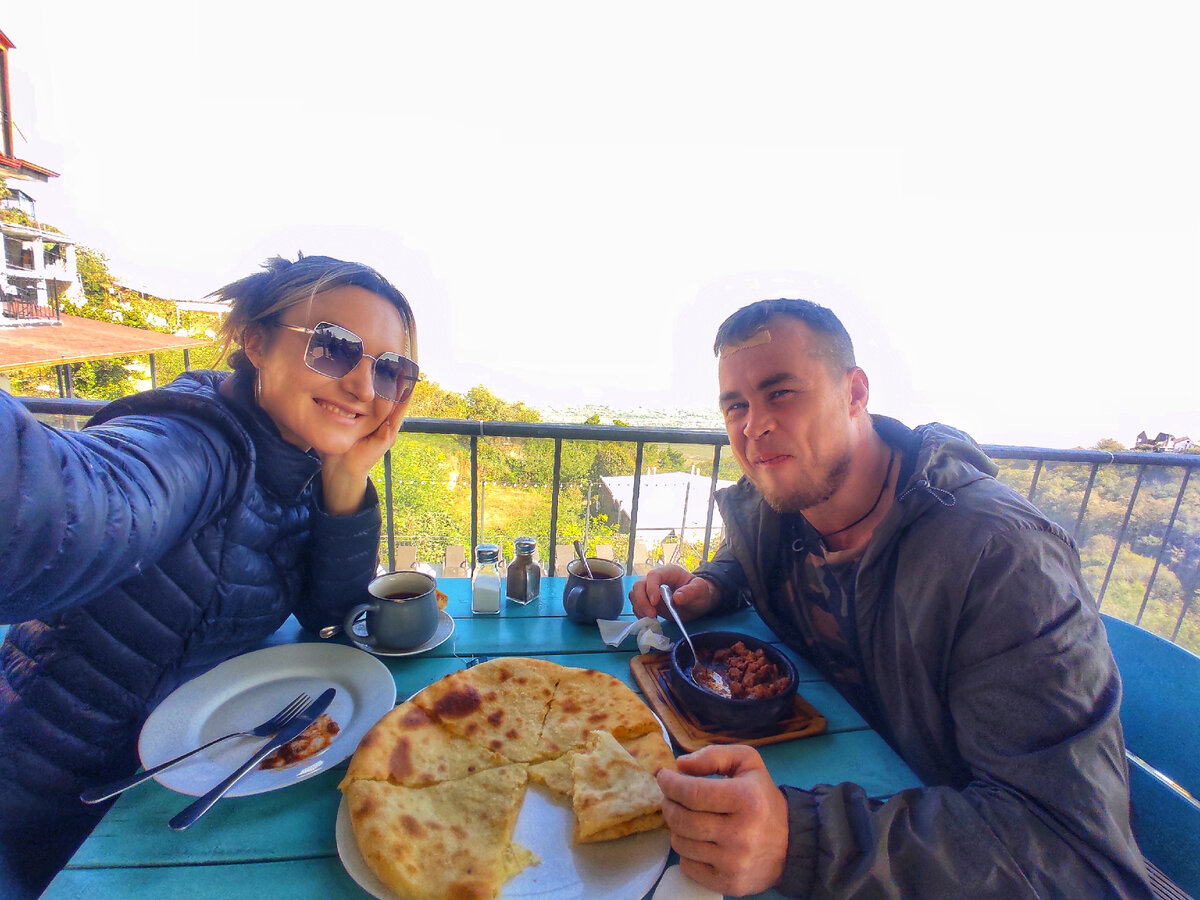 Привет. Мы Лёша и Катя. Третью неделю путешествуем по Грузии