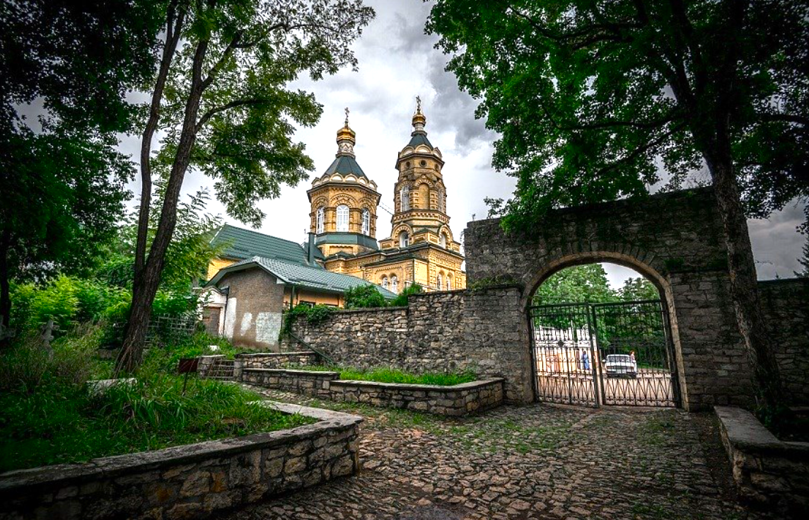 Пятигорский некрополь пятигорск. Пятигорск кладбище некрополь. Лазаревская Церковь Пятигорск. Церковь Лазаря Четверодневного Пятигорск.