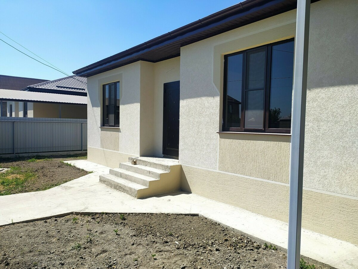 Это пример дома 100 кв. м., который расположен в отдаленном районе Крымска. Стоимость составляет 7,4 млн. рублей. 