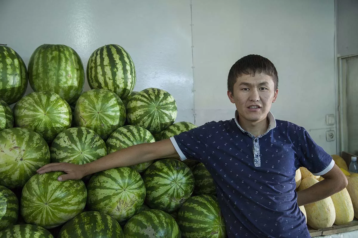 Арбуз азербайджан. Таджик с арбузами. Продавец арбузов. Арбузы продают. Таджик с арбузами на рынке.