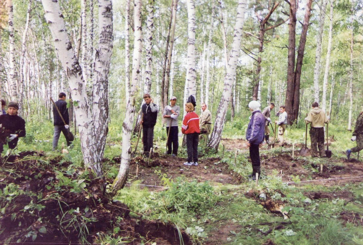 Закладывание раскопа. Малобрагинское городище 2004 год (фото из фондов Шегарского музея)