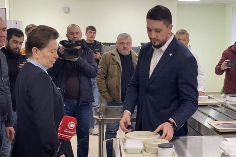    Конкин демонстрирует губернатору систему подогрева еды Кристина Радионова