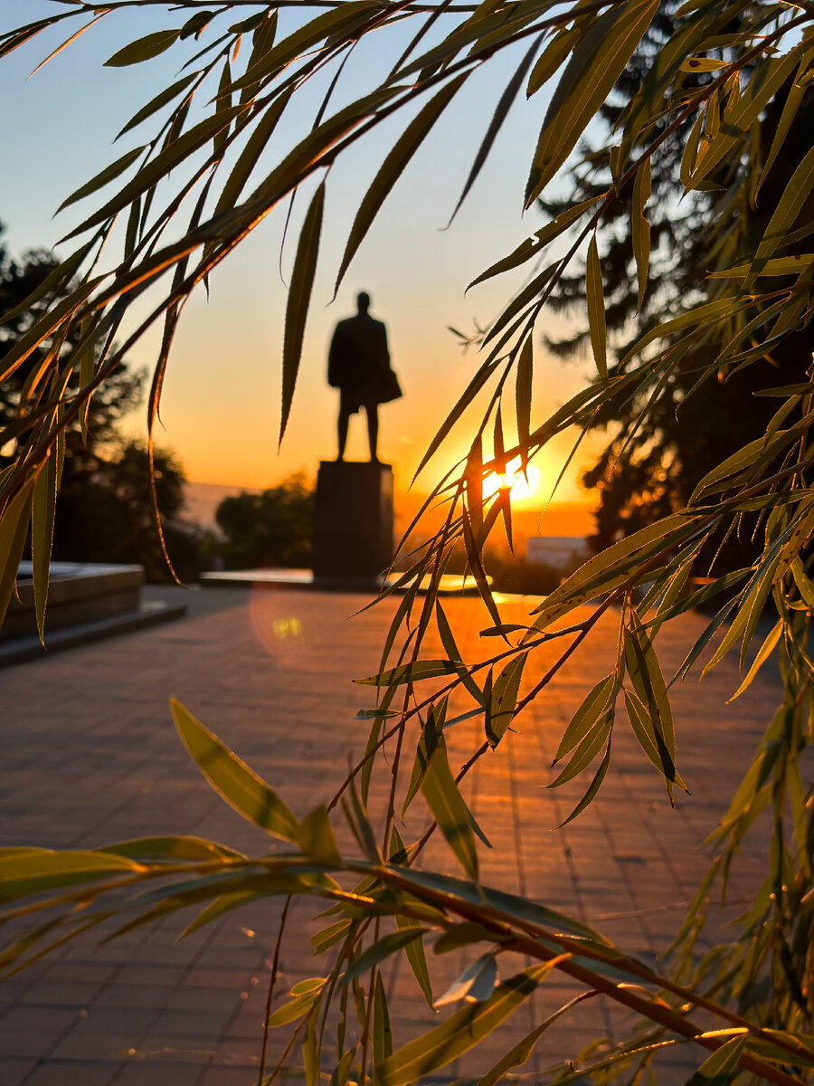 Вот Ленин, девочки, всегда молодой! 