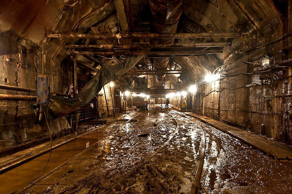     Метро, которое начали строить в Красноярске в конце 1980-х, так и не поехало. А корректировка этого проекта вылилась в серию громких уголовных дел для топовых чиновников края. Под землей находятся километры горных выработок, которые требуют постоянных усилий для их содержания