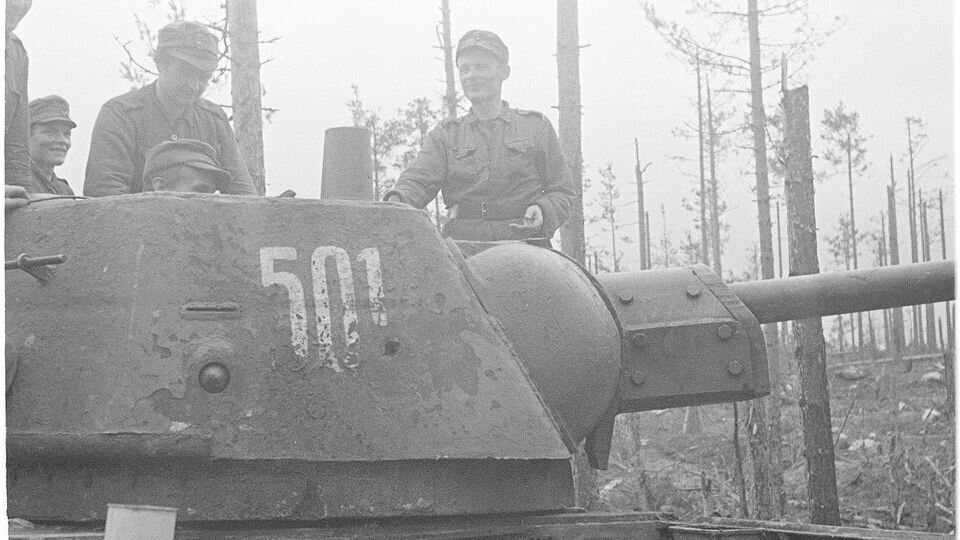 После вторжения Гитлера в СССР войска ожидал неприятный сюрприз. В распоряжении Сталина было более 1000 Т-34.-1-2