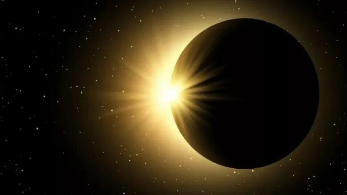     Главное астрономическое явление года — кольцеобразное солнечное затмение произойдет в субботу 14 октября. В следующий раз подобное случится только через 23 года. Где можно наблюдать «огненное кольцо» и как оно отразится на состоянии людей, «НИ» узнали у астролога Александра Зараева.