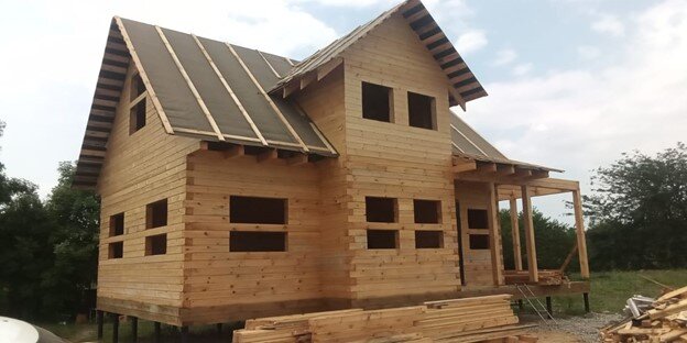 Истоник https://www.mastermay.ru/stati/pochemu-stoit-vyibrat-dom-iz-brusa-pod-usadku