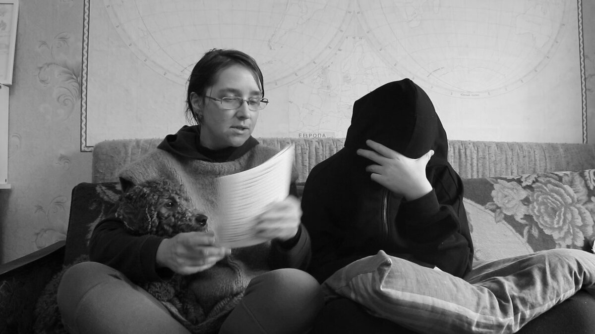 Румпель: - Как интересно пишут... Гриша: - Когда всё это закончится? Света: - ...