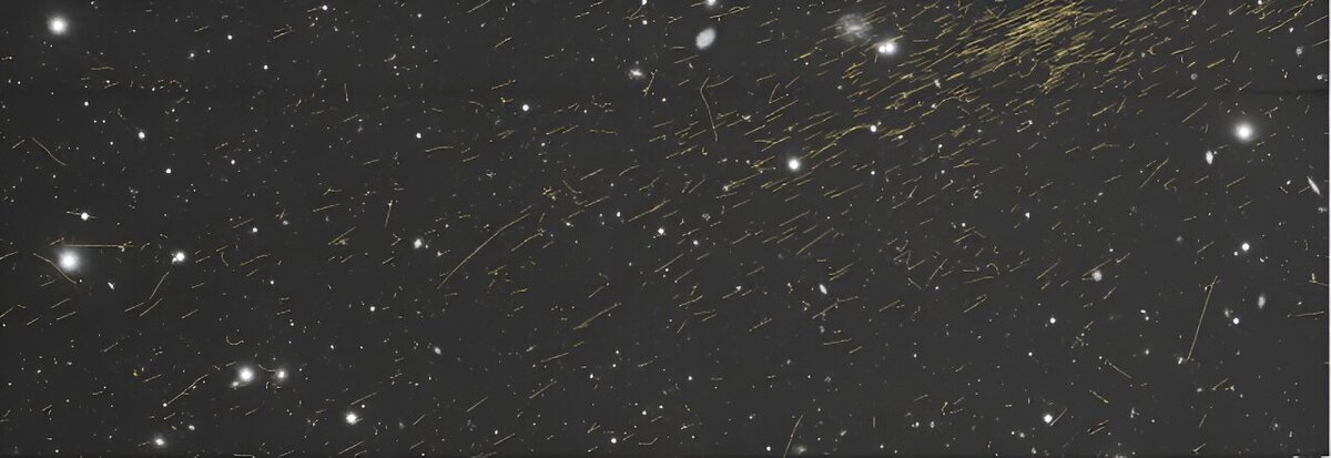 Пример потока космических лучей, зафиксированного телескопом «Субару». Треки, которые в основном ориентированы в одинаковых направлениях — частицы потока, которые порождаются космическими лучами высокой энергии. Источник: National Astronomical Observatory of Japan, Hyper Suprime-Cam Collaboration  📷
