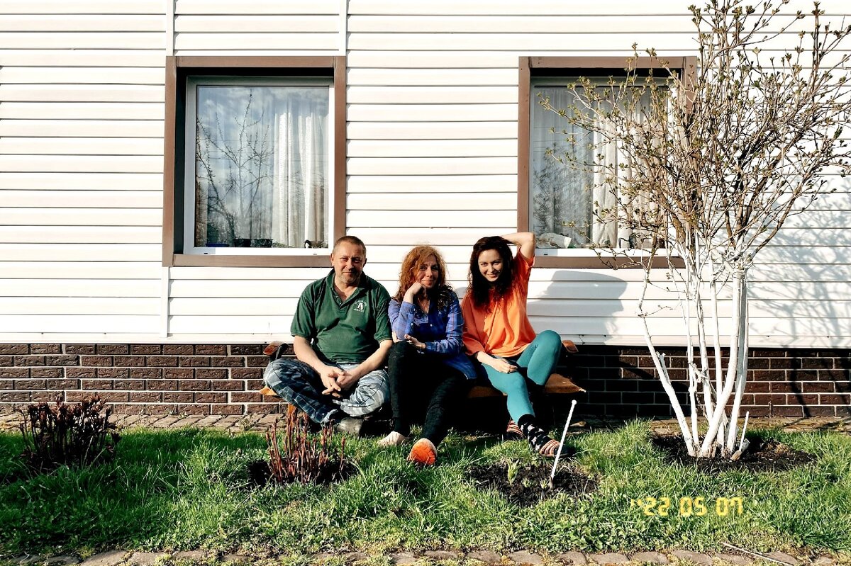 Есть свой домик на Ладоге. )) У дома с дочкой, сын фотографирует. 