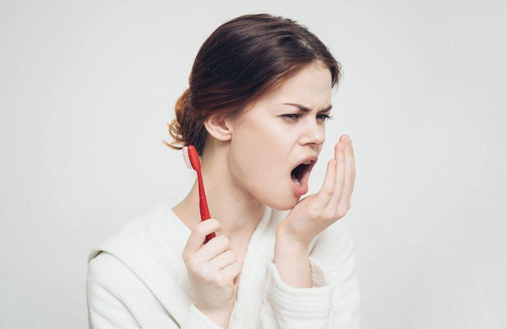 Неприятно пахнет изо рта? Так бывает, при плохой гигиене зубов, после чеснока, лука и другой еды с резким и сильным запахом.