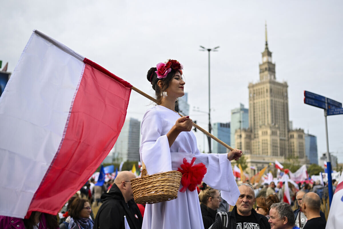 На марше в поддержку оппозиции против правящей консервативной партии «Право и справедливость» в Варшаве, Польша, 1 октября 2023 года.
