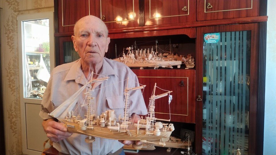    Валерий Мещанинов делает модели кораблей полностью из дерева Ирина Жибоедова