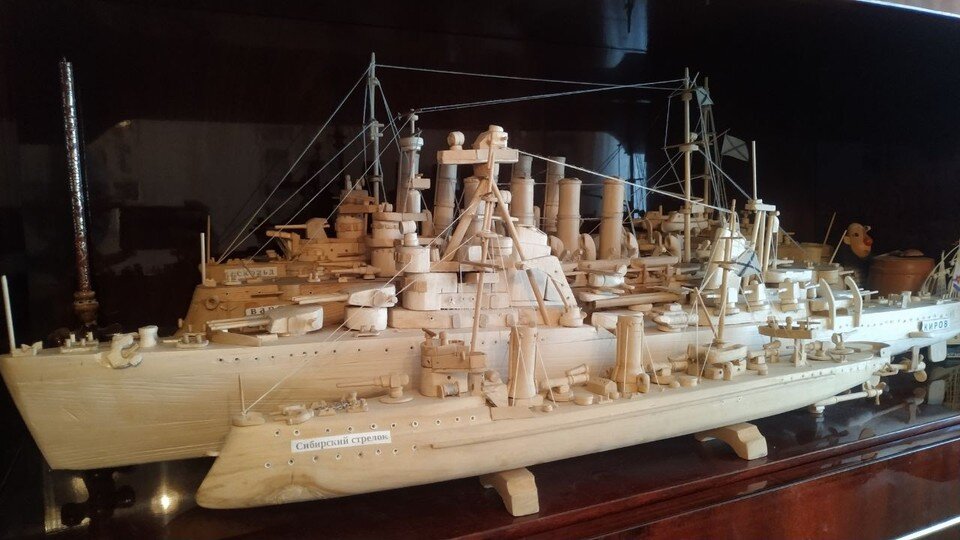    Коллекцию кораблей моделист хранит дома