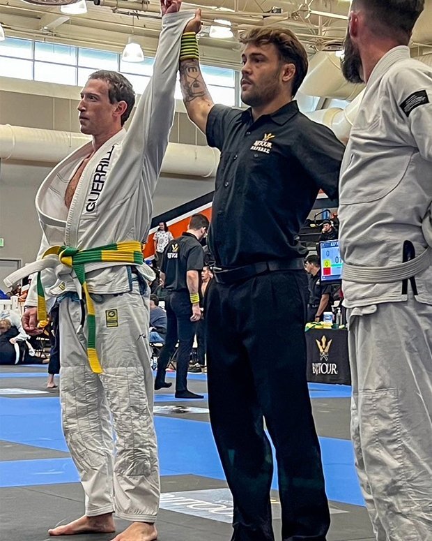 Цукерберг поменьше - 70 кг при росте 170 см, но пробовал себя в карате