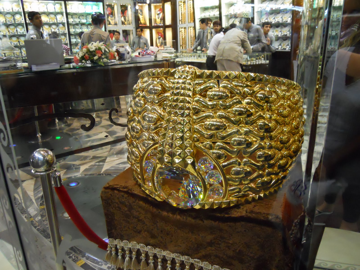Дорогое золотое кольцо. Najmat Taiba кольцо. Золотой рынок в Дубае самое большое кольцо. Самое большое кольцо из золота Дубай. Дорогие золотые украшения.