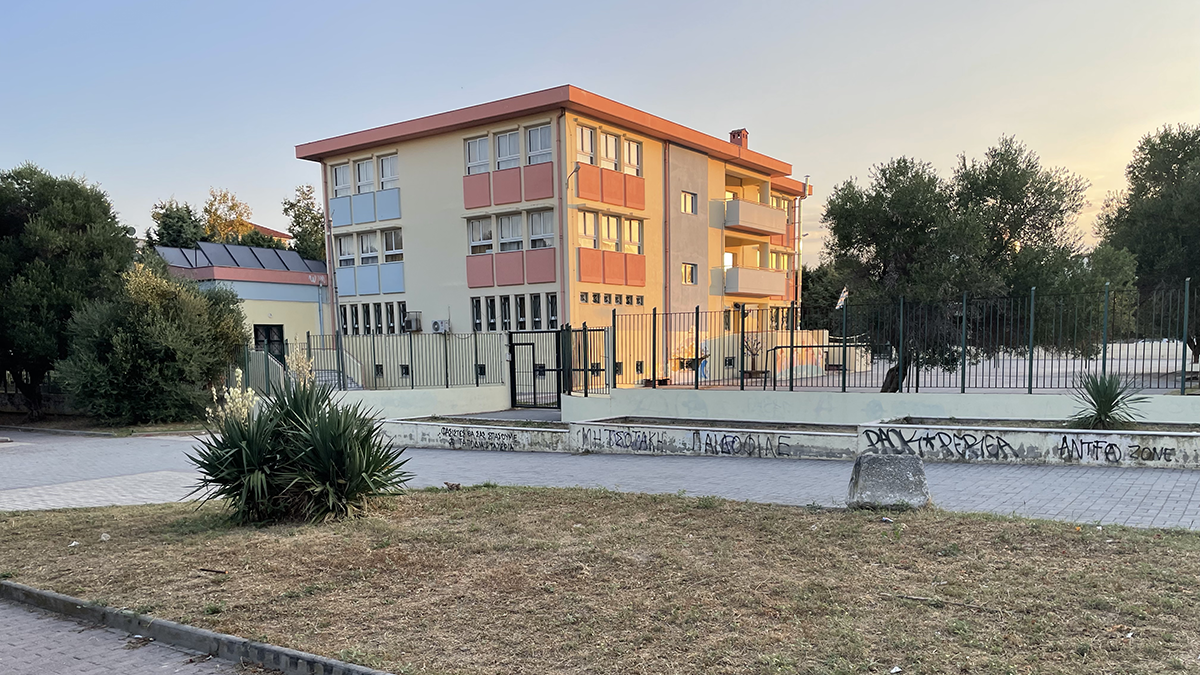 Школа №3 Перея, Салоники. Находится примерно в 300 метрах от нашего дома. Ровно посредине маршрута к офису — очень удобно.  