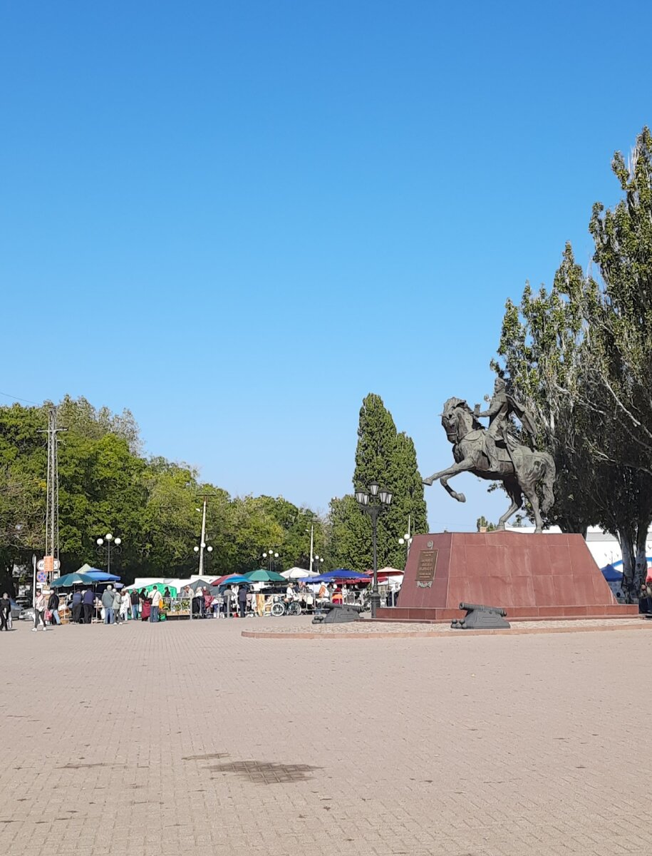 На площади перед ярмаркой стоит огромный памятник основателю города М.С. Воронцову на коне