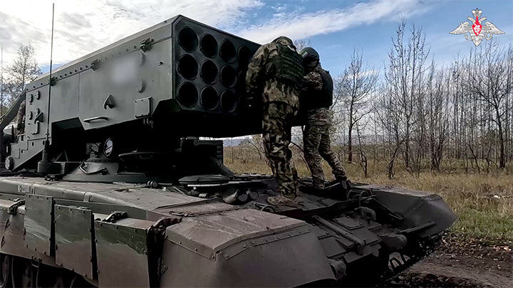 БОЕВОЙ РАСЧЁТ ТОС "СОЛНЦЕПЁК" ГОТОВИТ МАШИНУ К БОЮ. СКРИНШОТ КАДРА ВИДЕО МИНОБОРОНЫ РОССИИ
