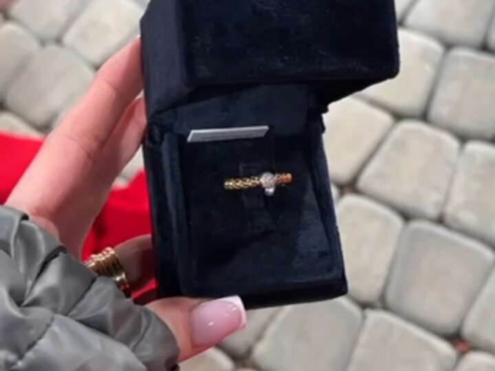 Хорошев подарил кольцо Скалон на Лобном. Источник: соцсеть                               (2 фото)