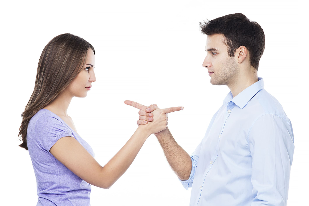 Man dialog. Мужчина женщина сорят. Мужчина и женщина спорят. Взаимоотношения мужчины и женщины. Два человека спорят.