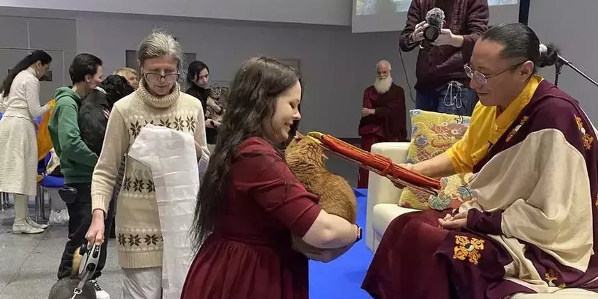    Буддисты считают, что с помощью благословения мы даём шанс питомцам избавиться от страданий в этой жизни и переродиться в человеческом обличье.Александр Курковский