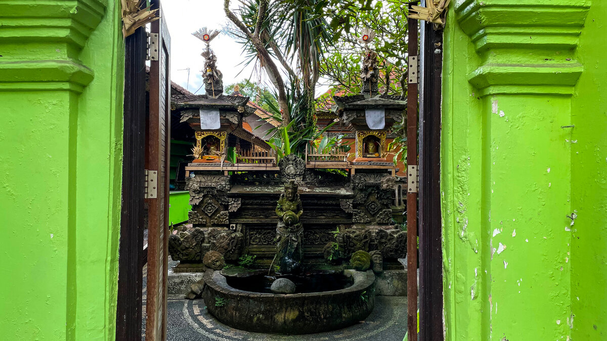 Вход во двор дома