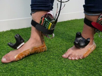    FeetThrough крепится на ноги и помогает ориентироваться на местности
