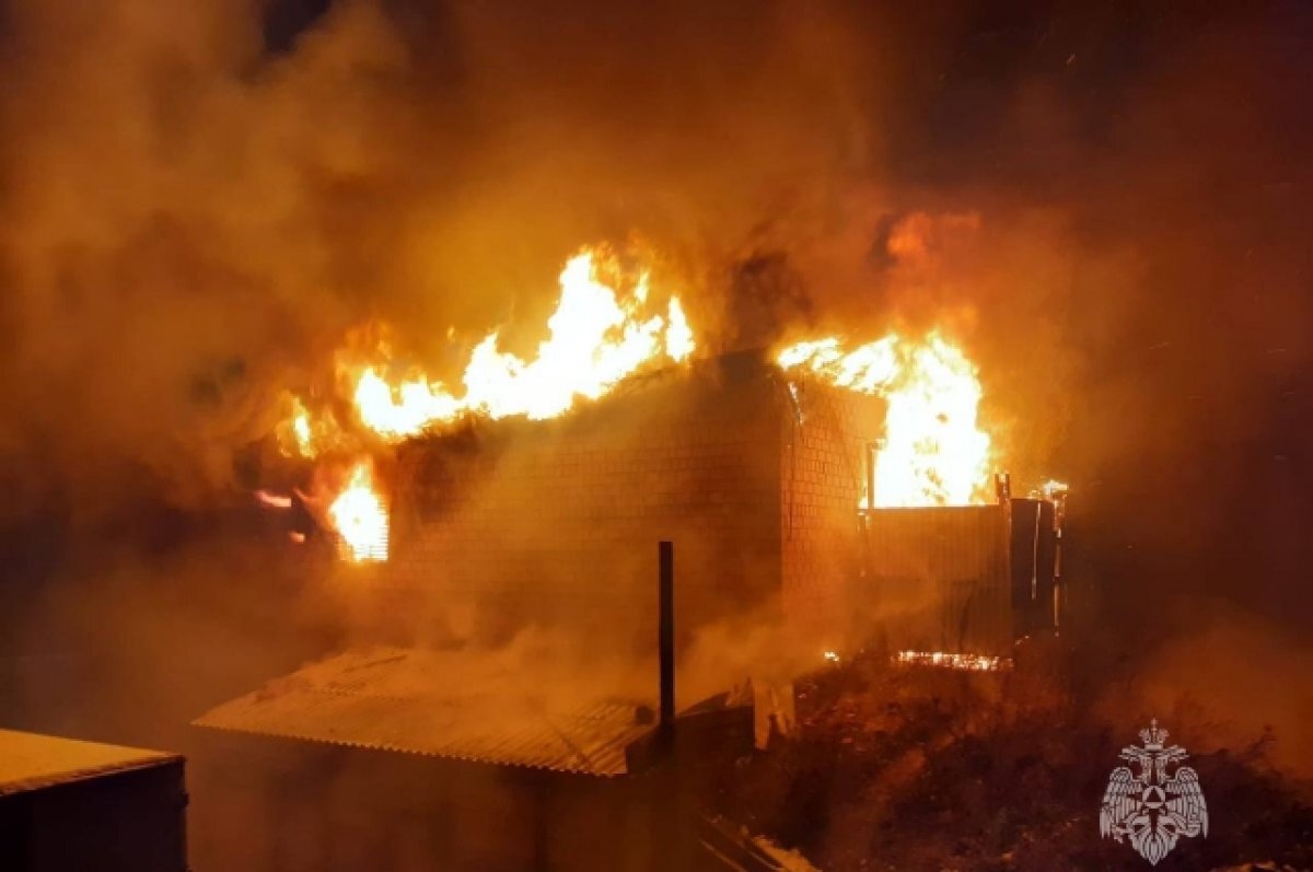    На площади 400 квадратных метров вспыхнули гаражи в Иркутской области