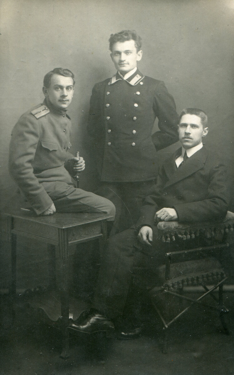 Митрофан Иванович Бояринцев (на фото слева) в компании друзей