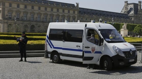    Parisien: 3 тысячи посетителей Лувра в Париже эвакуированы из-за угрозы взрыва Андрей Бурков