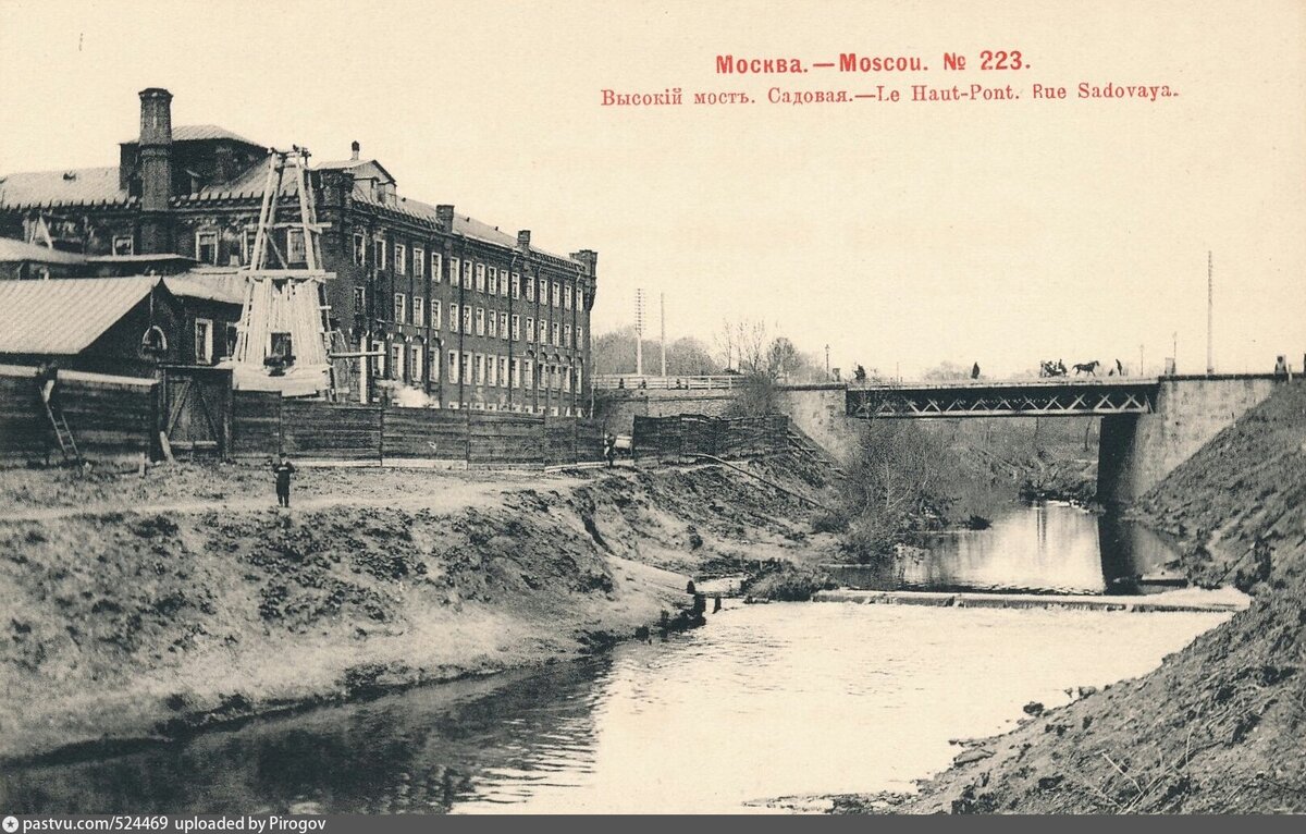 Вид с берега Яузы на Высокий мост (сейчас улица Земляной вал). Фото 1902 года.              Источник: www.pastvu.com
