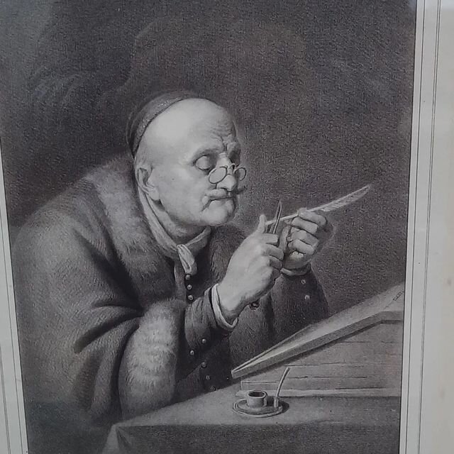 Очинщик за кропотливой работой. Как он увлечен. Любит свою работу! Как мир ушел далеко вперед!