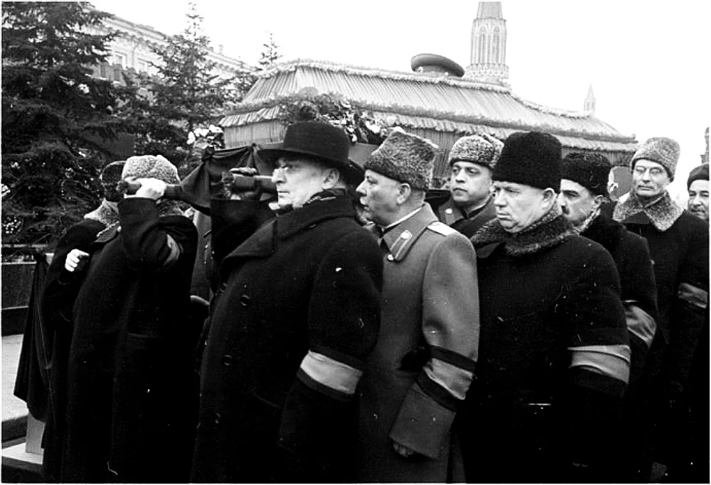 Фото 2. Берия и Хрущев несут гроб со Сталиным, март 1953 года.
