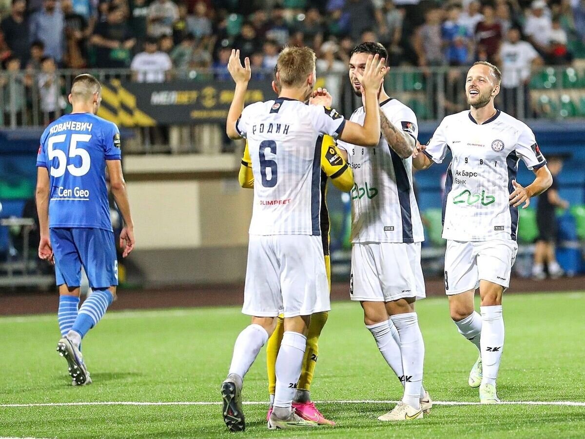    Футболисты "КАМАЗа" (в белом)© Фото : Соцсети "КАМАЗа"