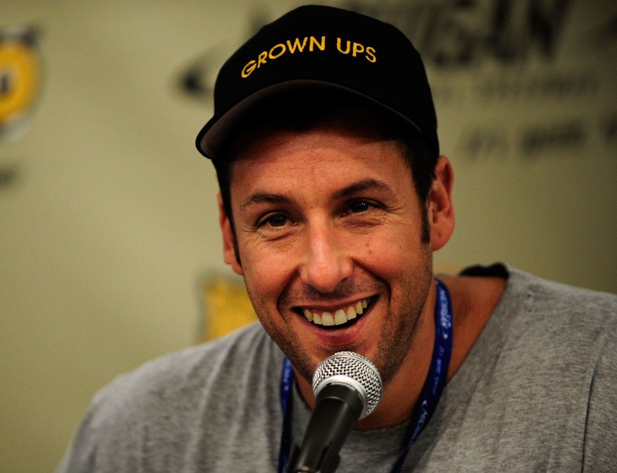 Адам  Сэндлер — американский комик, киноактёр, музыкант, сценарист и кинопродюсер.