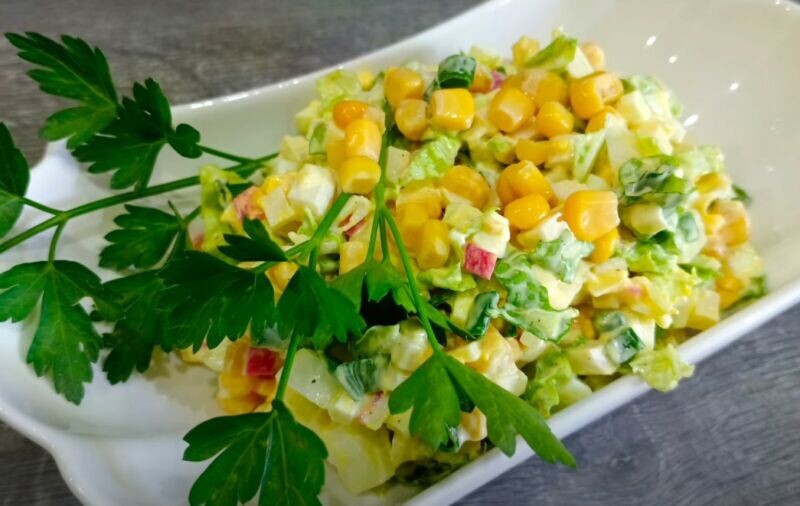 Салат с пекинской капустой и кукурузой с крабовыми палочками