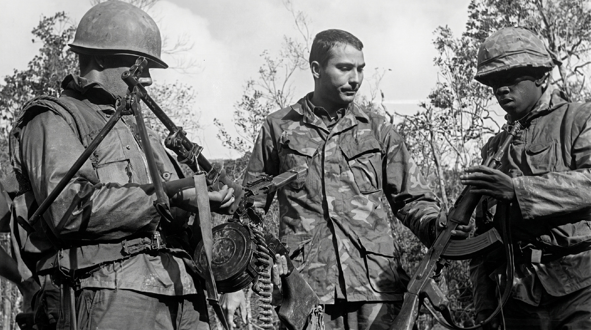 Трофейные РПД и АК у солдат армии США. Вьетнам, 1969 год

