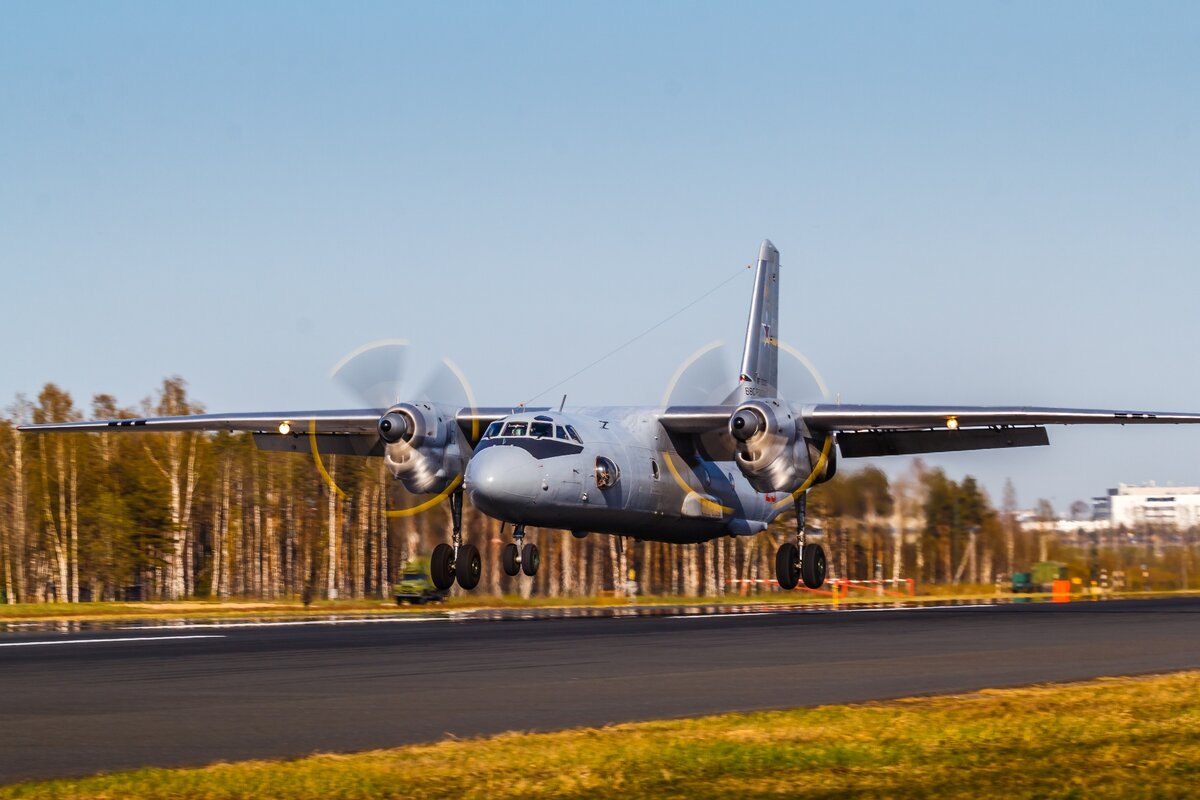 Посадка самолёта Ан-26, прилетевшего из Арктики