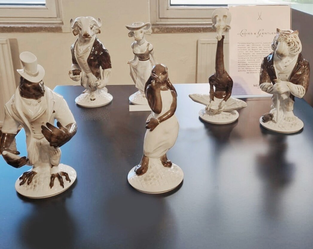 Сегодняшняя статья об оригинальной фарфоровой серии “Леди и Джентльмены”, созданной Максимилианом Хагштотц - молодым и очень талантливым скульптором, моделистом по фарфору Мейсенской мануфактуры.-15