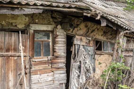 Подъем деревянного дома на фундамент домкратами: цена работ и технология