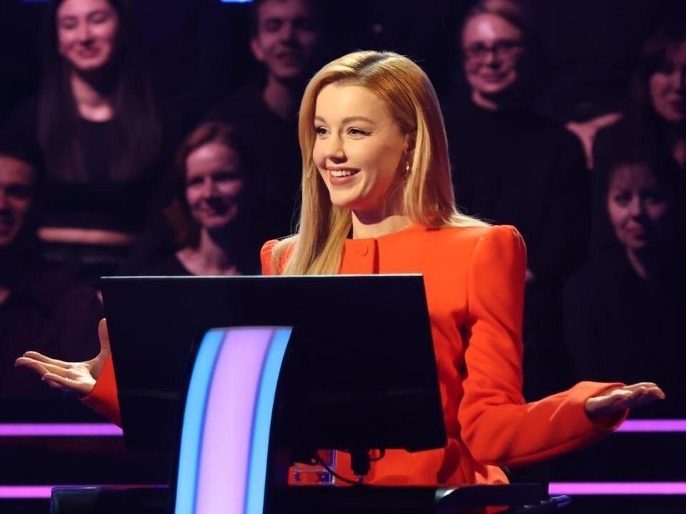 Вот так с милой улыбкой симпатичной ведущей внедряются в наше сознание иностранные словечки. Фото Яндекс.Картинки.