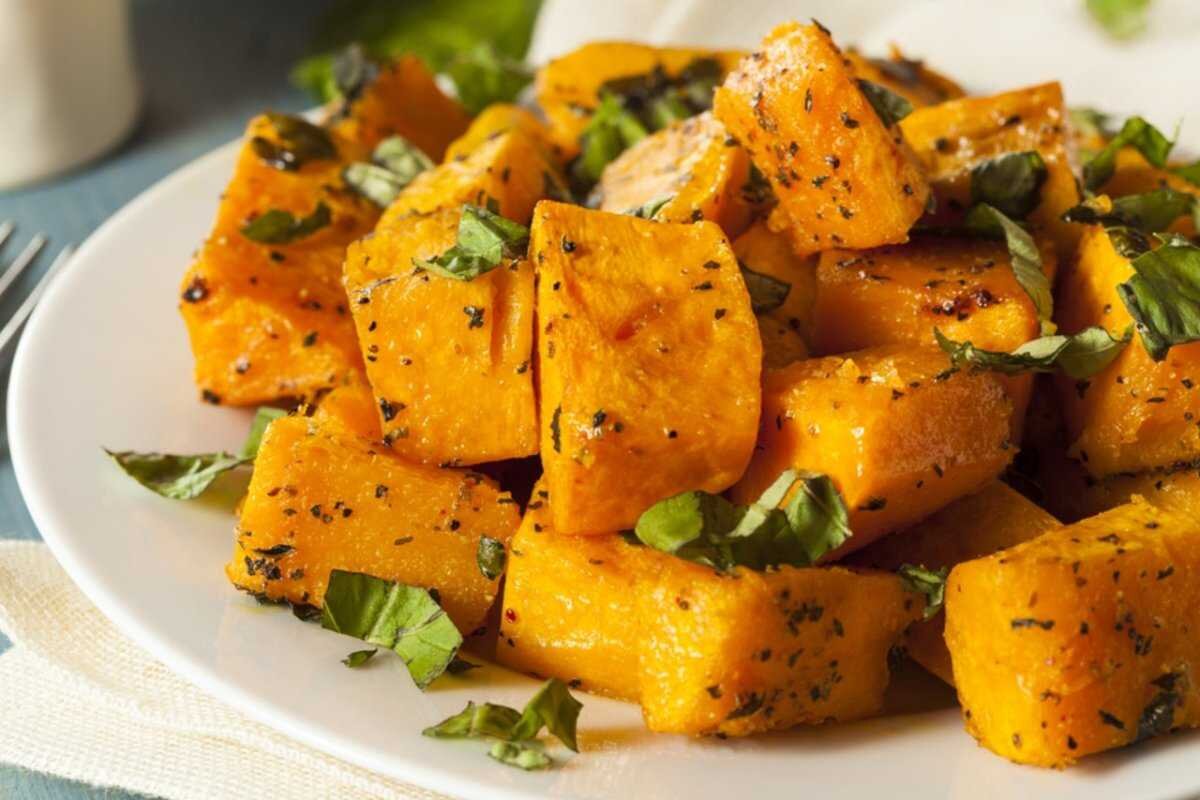 бедро индейки запеченное с тыквой в духовке. запеченная тыква с перцем. тыква в горчично-медовом соусе. виды гарниров осенью. тыква на гарнир к мясу.