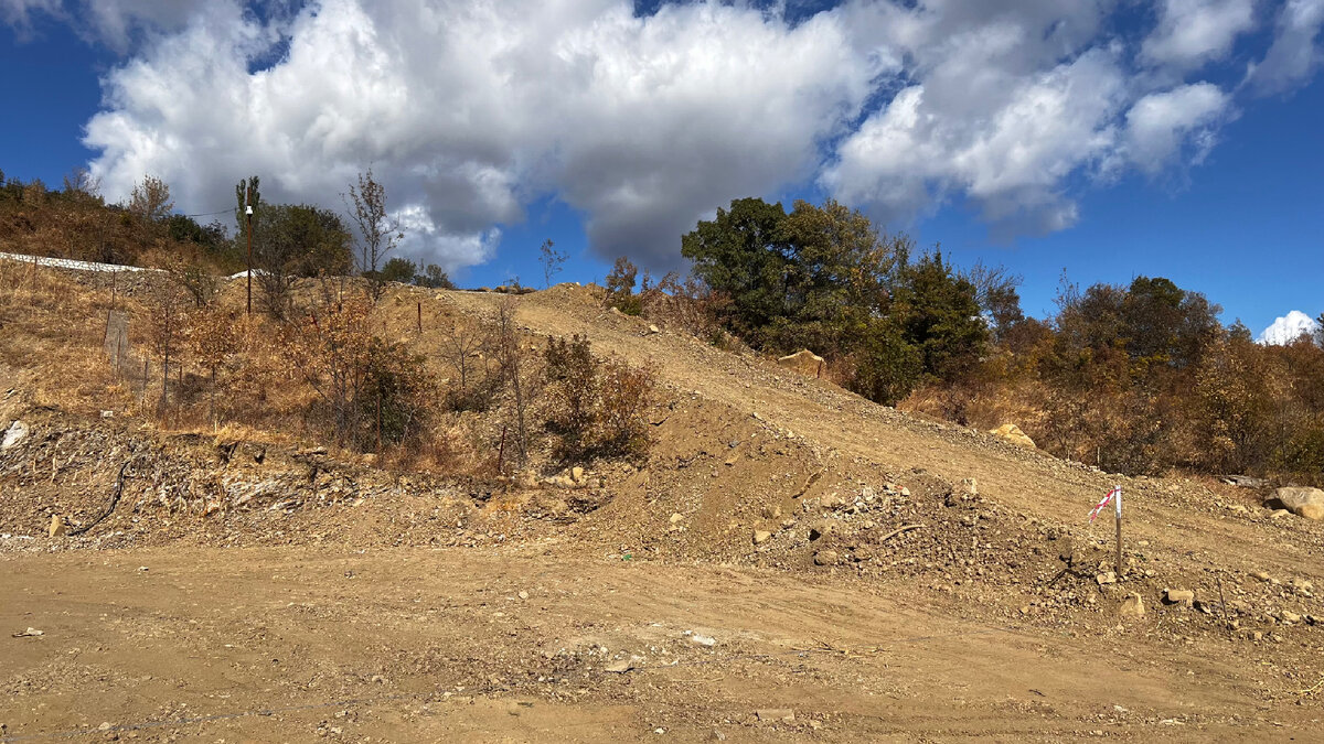 Кадастровая стоимость сотки подобной  земли на ЮБК еще в конце 2022 года была около 270 тысяч руб. Сейчас - почти миллион. 